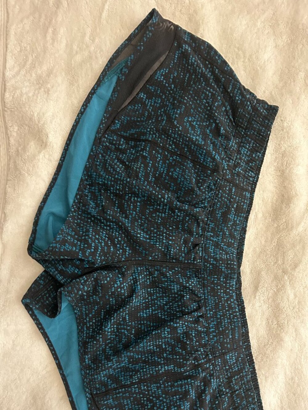 Lululemon Hotty Hot Short !! 2.5" Size 10